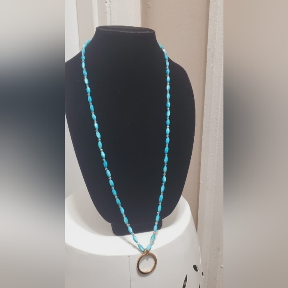 Turquoise Circle Necklace With Gold Tone Pendant With Crystal Bead. 🌴